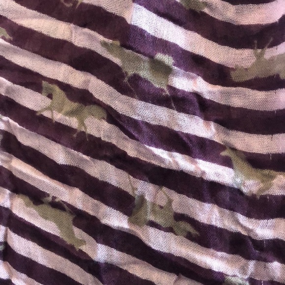 Striped scarf with horses - Picture 2 of 3